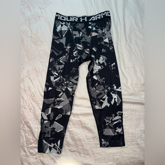 Under Armour EUC Boys' HeatGear Armour ¾ Printed Leggings - Picture 3 of 11
